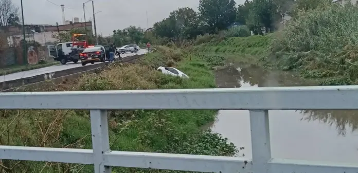 Auto termina en el río grande de Morelia