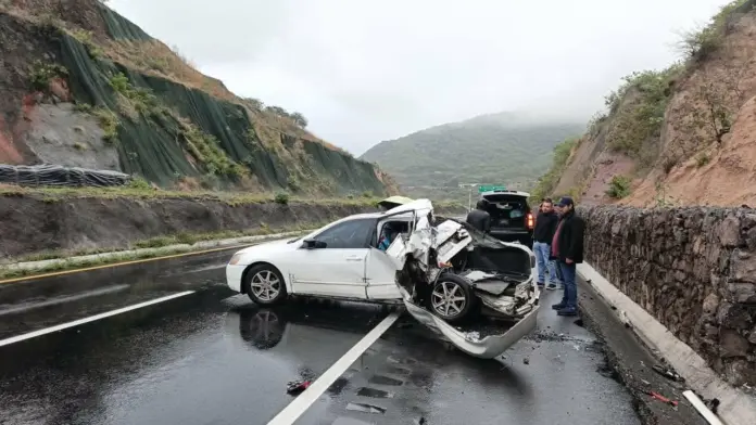Choque de auto deja fémina herida en la autopista de Occidente