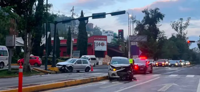 Choque de autos en el cruce de Camelinas y Ventura Puente