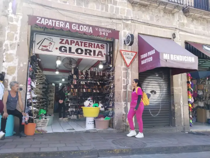 Comercios de Morelia se alistan para temporada de graduaciones