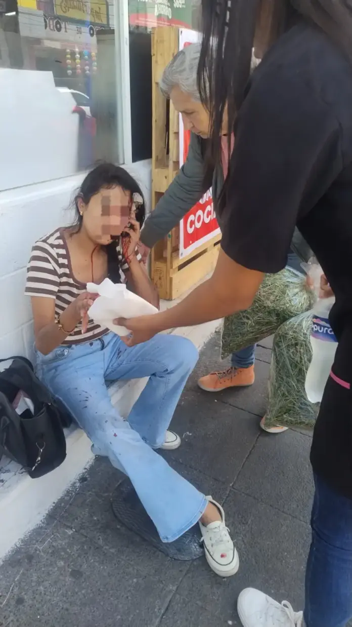 Motociclista atropella a una fémina afuera del Mercado Independencia