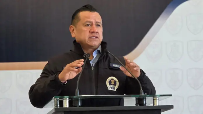 Carlos Torres Piña solicita 45 días licencia