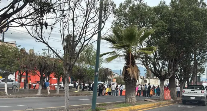 Trabajadores de Cobaem bloquean libramiento de Morelia