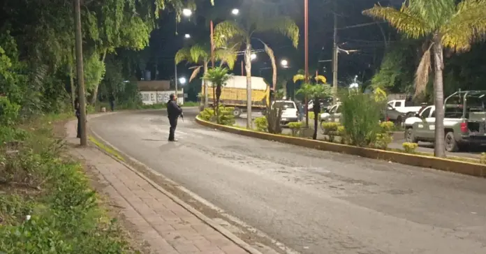 Balacera en Queréndaro deja un camión en llamas
