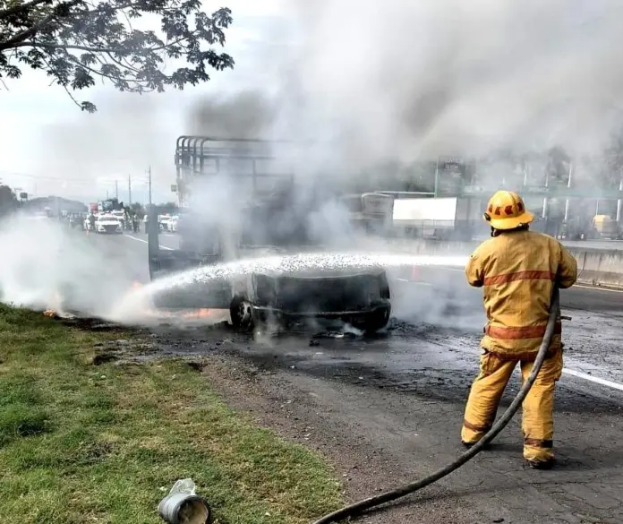 Se quema camioneta limonera en la Cuatro Caminos-Apatzingán