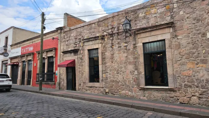 Denuncian riesgo de colapso en muro de la Plaza Allende