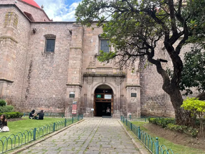 UMSNH custodia más de 22 mil obras históricas en su Biblioteca Pública
