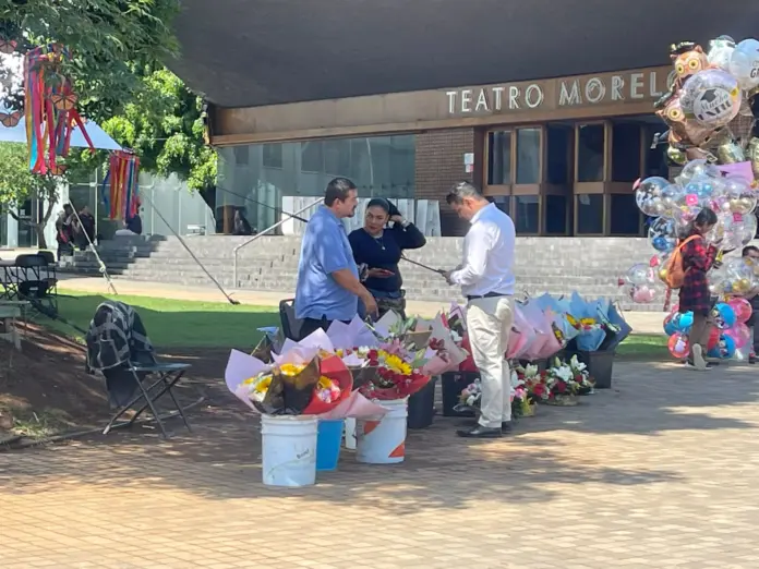 Se disparan ventas de flores y globos por temporada de graduaciones en Morelia