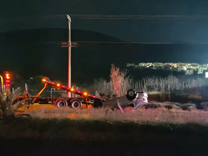 Auto queda volcado en la Madero Poniente