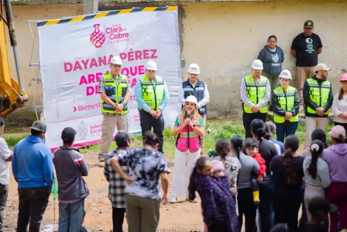 Dayana Pérez arranca obra de pavimentación en calles de Santa Clara del Cobre