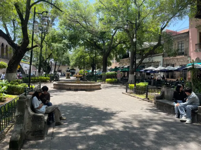 Morelianos disfrutan día agradable en el Jardín de las Rosas