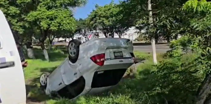 Se pincha un neumático y el auto termina volcado en libramiento de Morelia